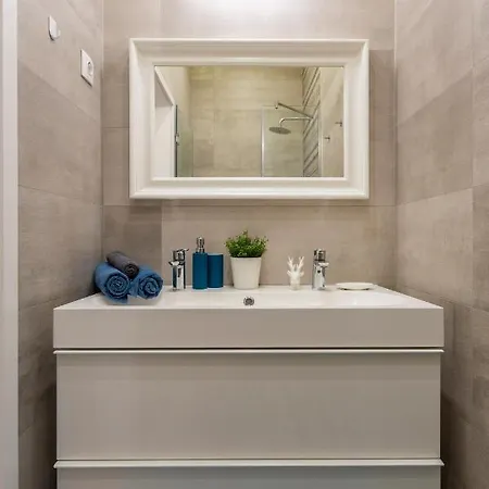 Luxury Quentin 3 Bedrm, 2 Bathrm *
