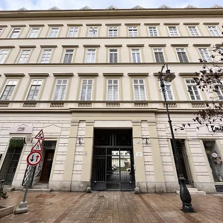 Luxury Quentin 3 Bedrm, 2 Bathrm * Budapeşte