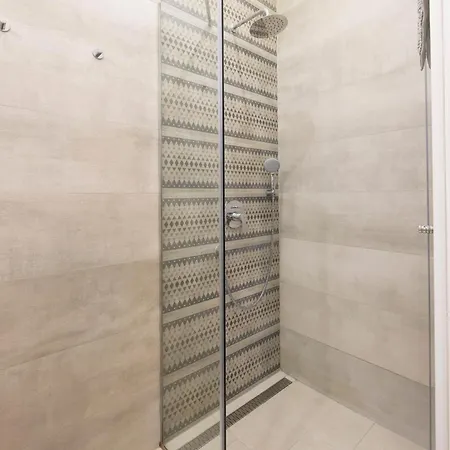 Luxury Quentin 3 Bedrm, 2 Bathrm Daire